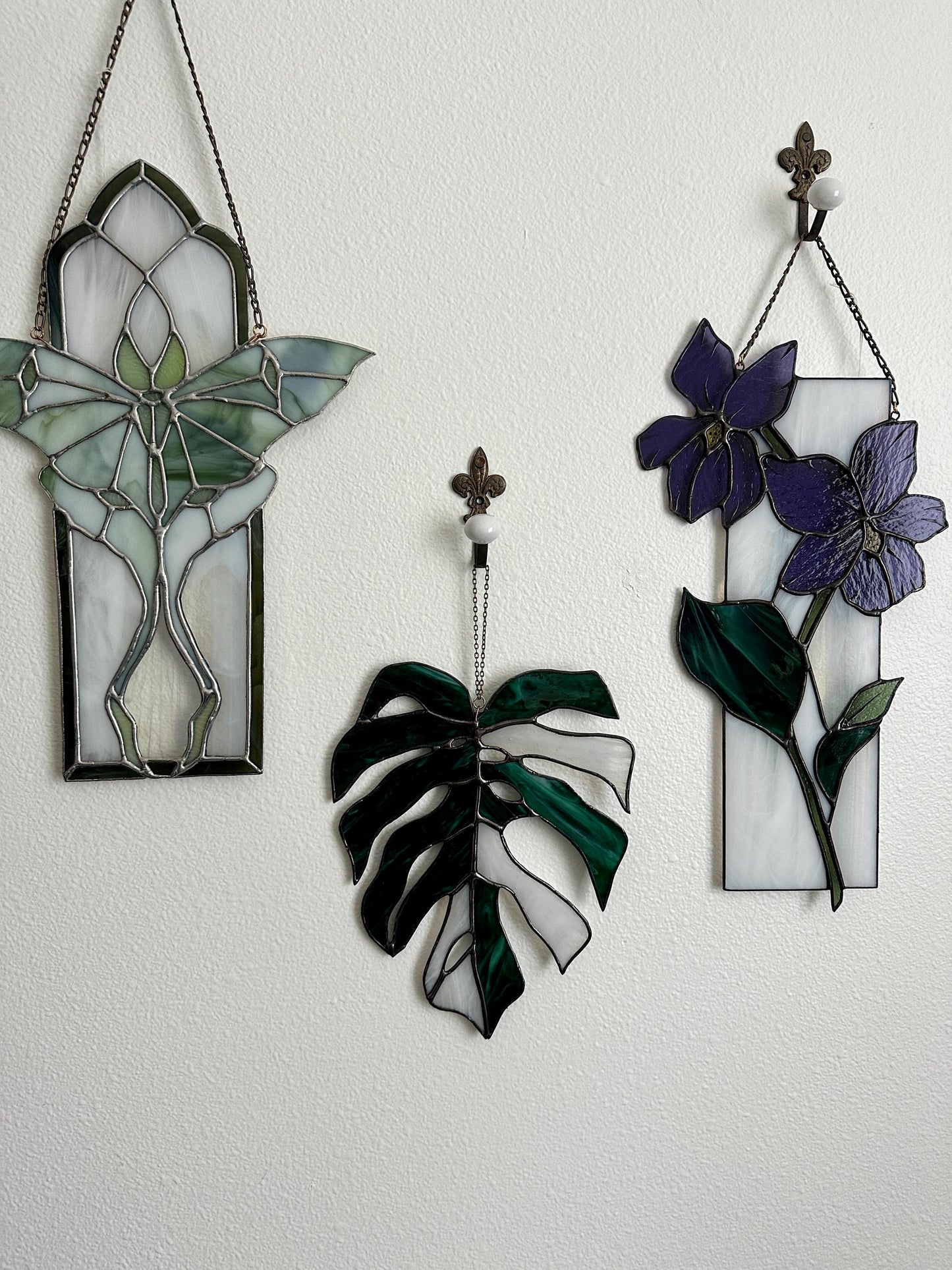 Verdant Veil - Stained Glass Monstera Leaf Botanical Suncatcher