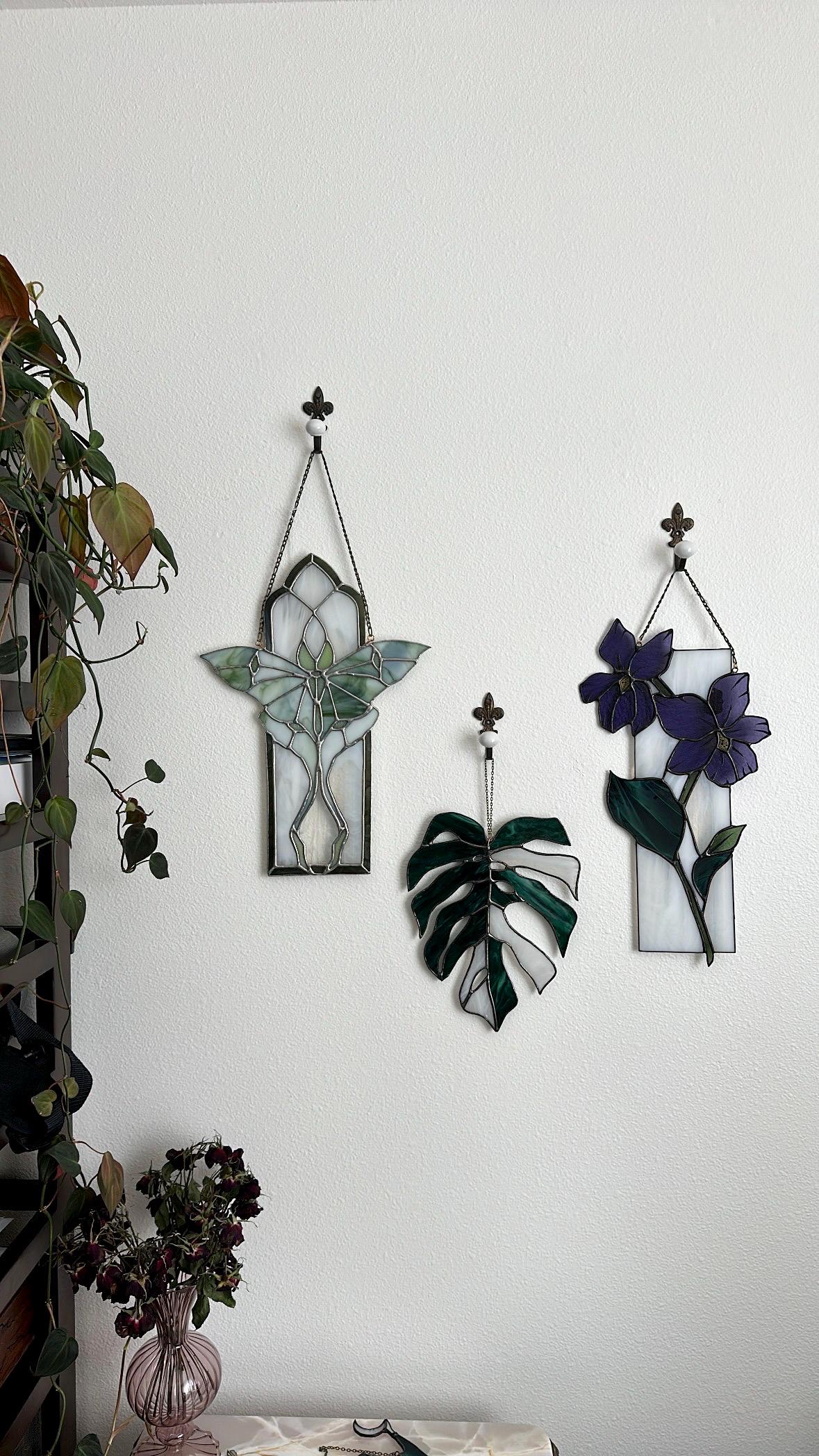 Verdant Veil - Stained Glass Monstera Leaf Botanical Suncatcher